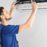 addetto che controlla lo splitter di un condizionatore